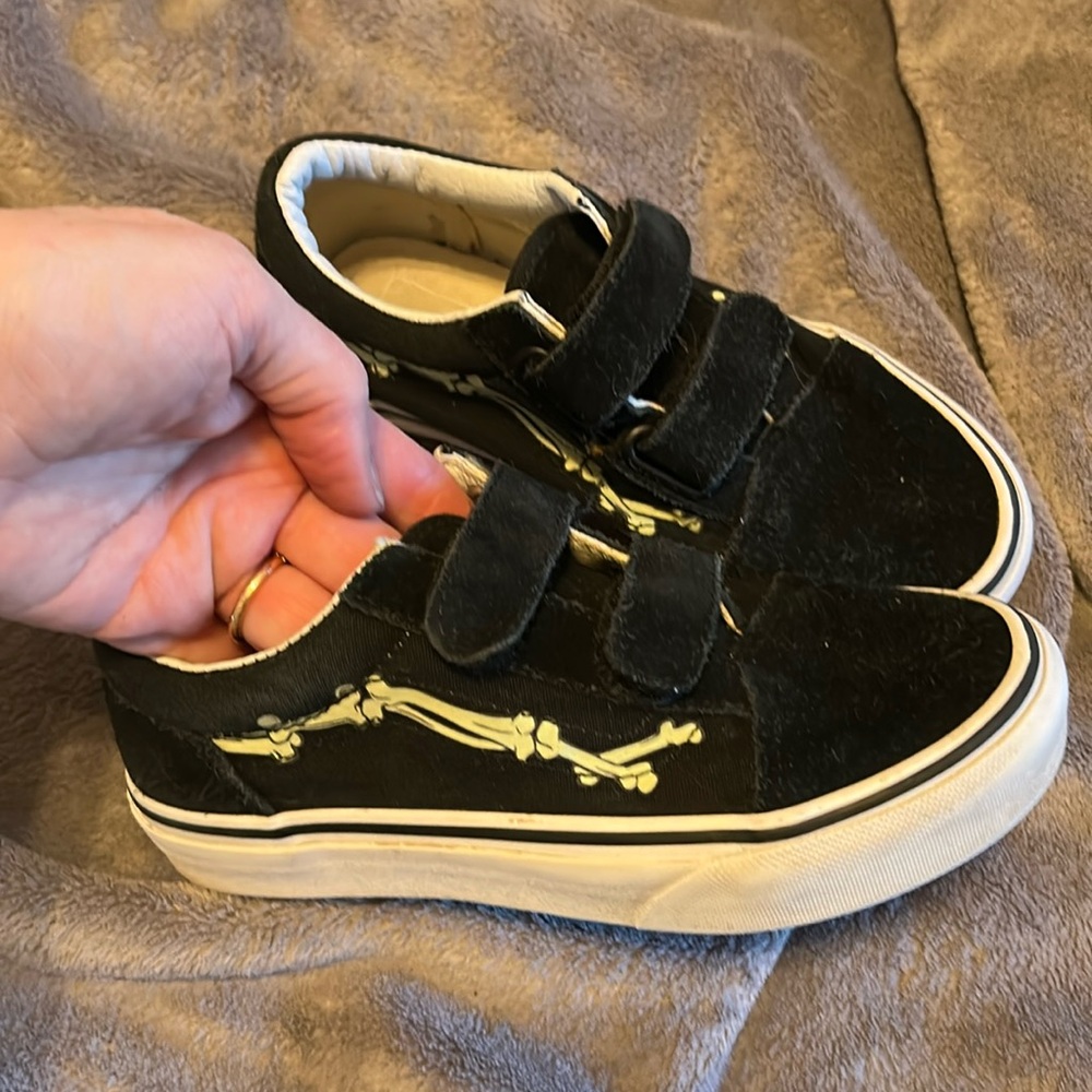 Black suede glowing Lizalfos Bones Vans kids size 1 Velcro